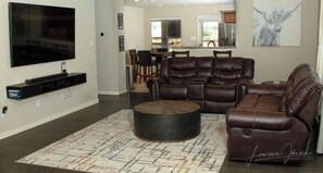 Smart TV, video games, stereo, computer monitors - Cozy 4BR Retreat Near Randolph AFB & Ft Sam (Converse)