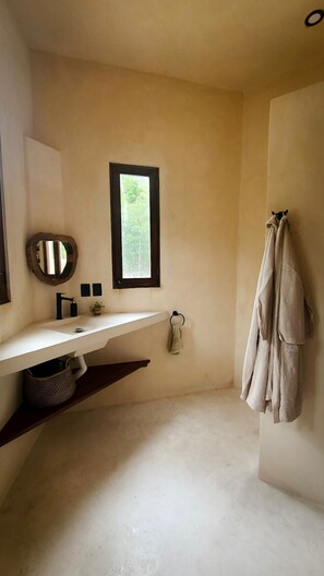 Hair dryer, towels, shampoo, toilet paper - Amazing new jungle lodge in Tulum with private pool. (Macario Gómez)