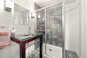 Een douche, een haardroger, handdoeken, zeep