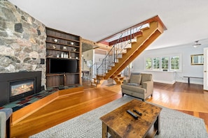 Smart-tv, een open haard, boeken en een stereo