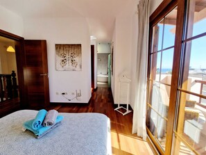 4 habitaciones, escritorio y tabla de planchar con plancha