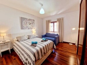 4 soverom, skrivebord, strykejern/-brett og reiseseng for barn