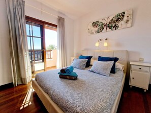 4 bedrooms, desk, iron/ironing board, travel crib