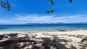 På stranden, hvit sand og strandbar