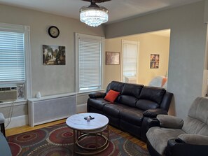 Smart TV - Luxury Apartment in Harvard Area (Belmont)