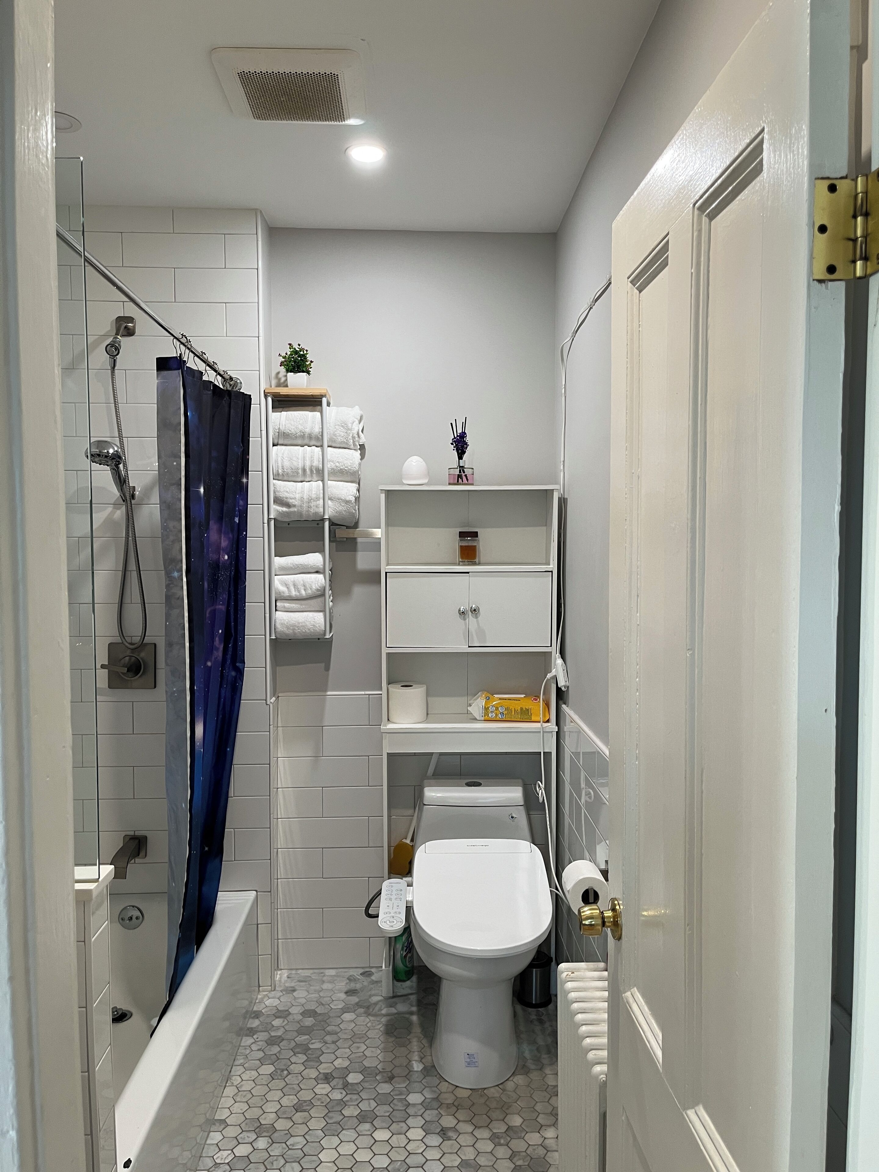 Een haardroger, zeep, shampoo, toiletpapier