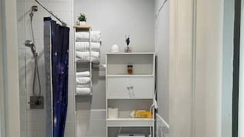 Een haardroger, zeep, shampoo, toiletpapier