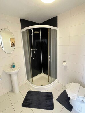 シャワー、ヘアドライヤー、タオル