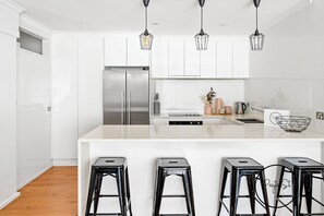 Frigorifero, microonde, forno, piano cottura