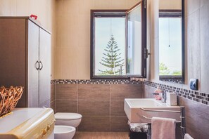 Dusj, hårføner og håndklær