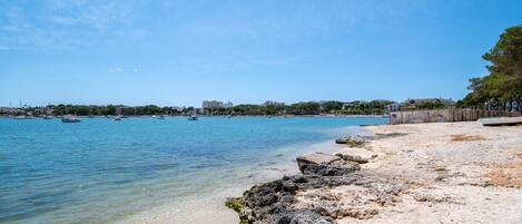 Una spiaggia nelle vicinanze