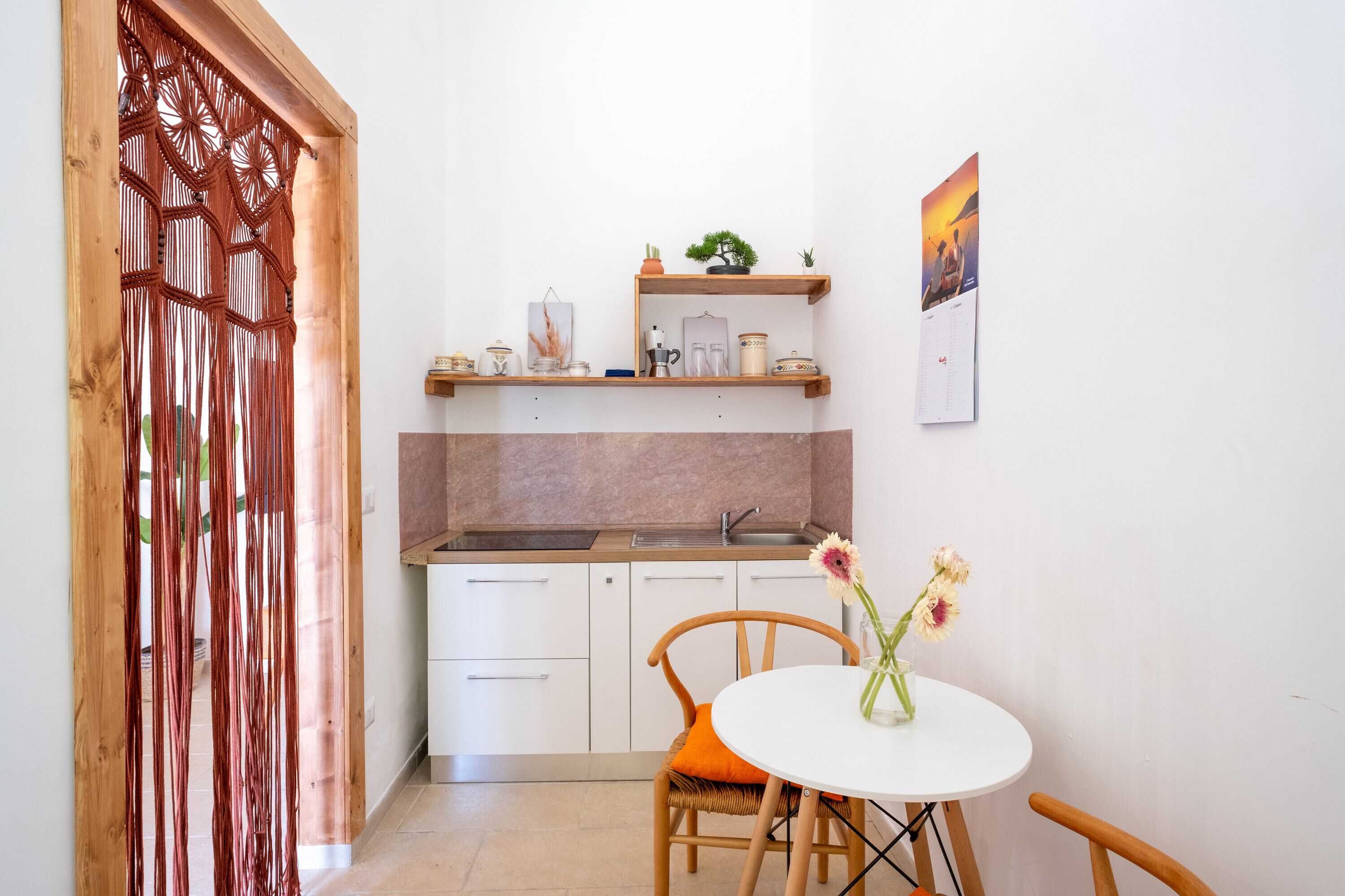 Frigorifero, piano cottura, pentole/stoviglie/utensili, spezie