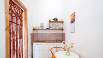 Kühlschrank, Herdplatte, Kochgeschirr/Geschirr/Besteck, Gewürze