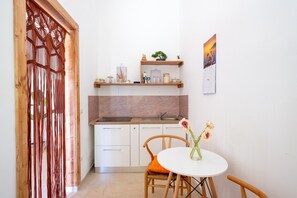 Frigorifero, piano cottura, pentole/stoviglie/utensili, spezie