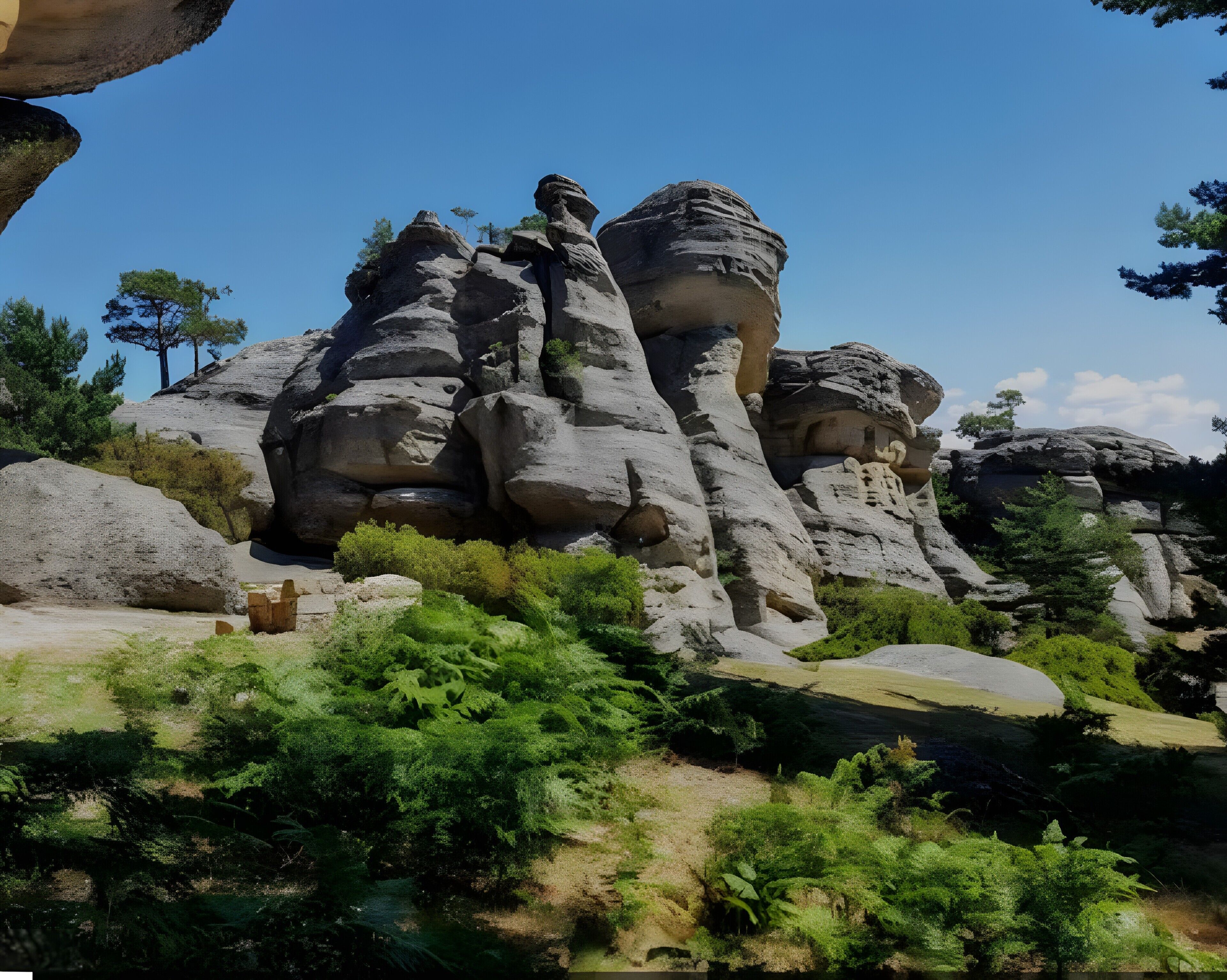 Une formation rocheuse naturelle, parsemée d’arbres et d’arbustes.