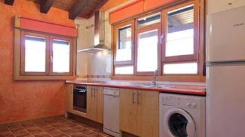 Frigorífico, microondas, horno y placa de cocina