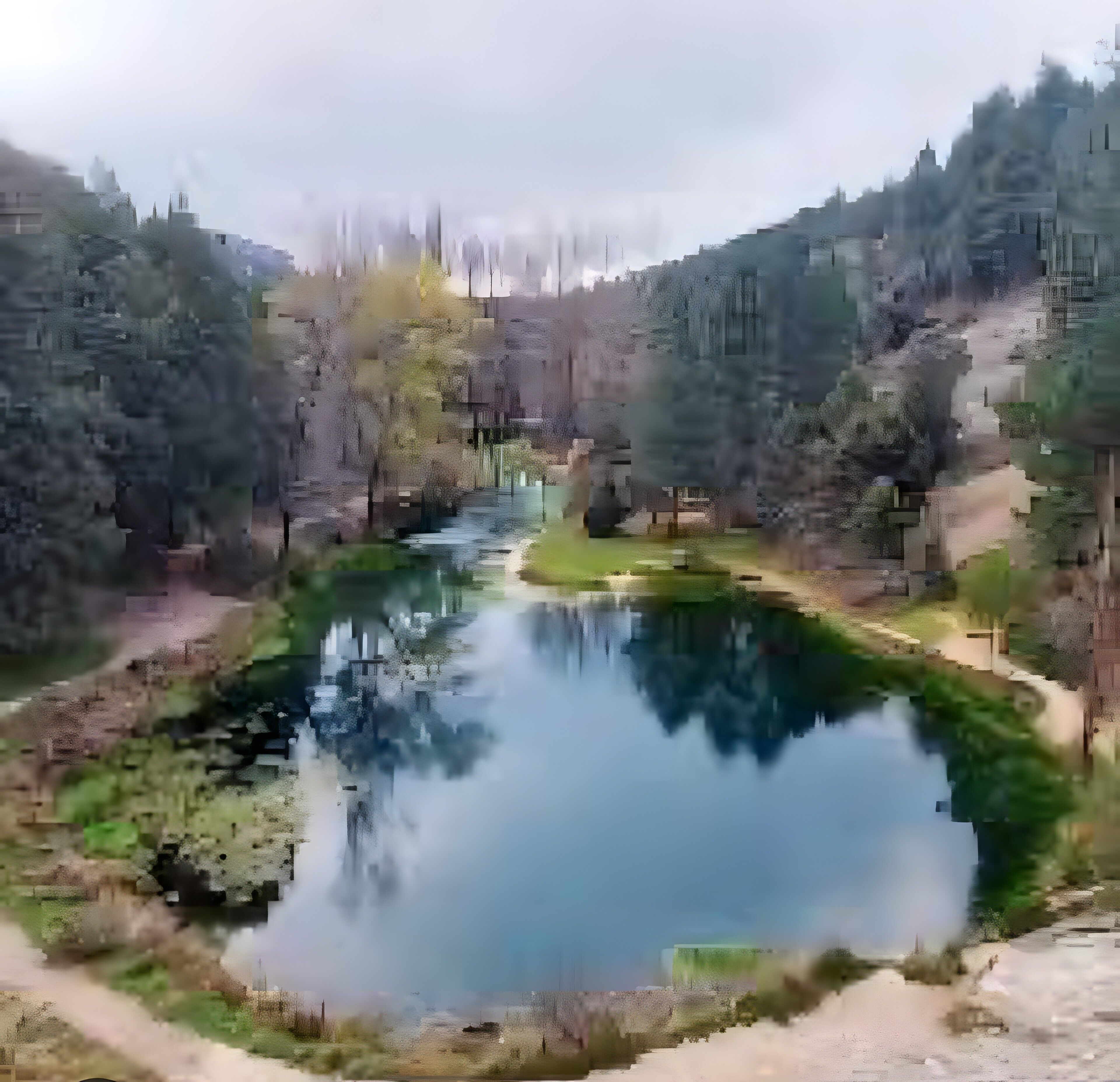 Un paesaggio tranquillo con uno stagno circondato da alberi e colline.