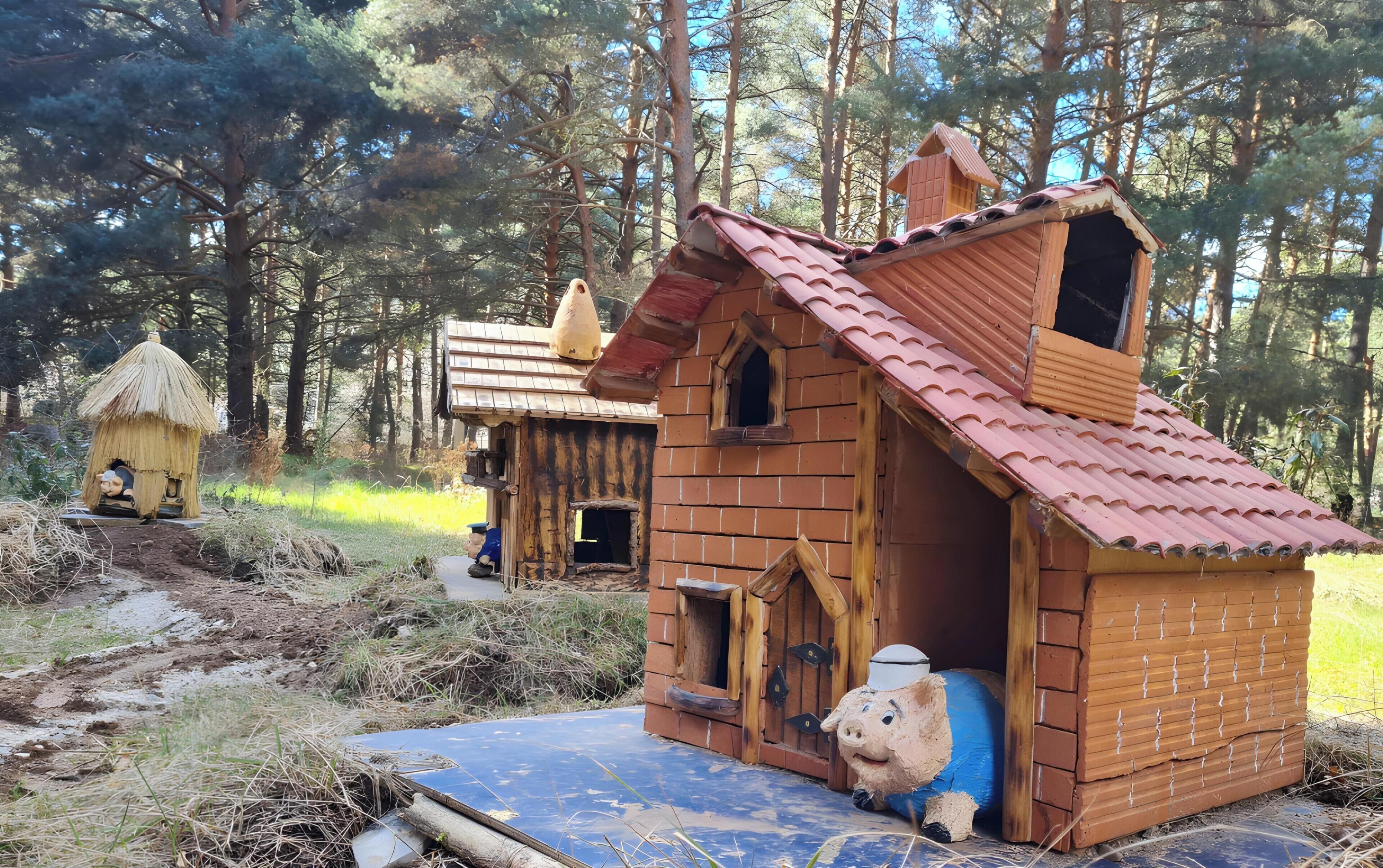 Una cabaña rústica de madera con techo de paja, una chimenea y una ventana pequeña.