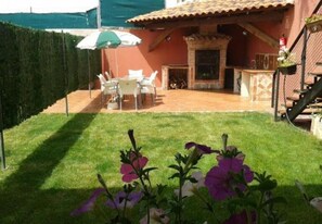 Outdoor dining - El Mirador de Campumedra Country House – Nature, Mountains & Tranquility near Vadillo (Vadillo)
