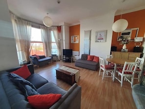TV - 1 Bed Studio Sleeps 4 - Seaside, Dog Friendly (Bridlington)