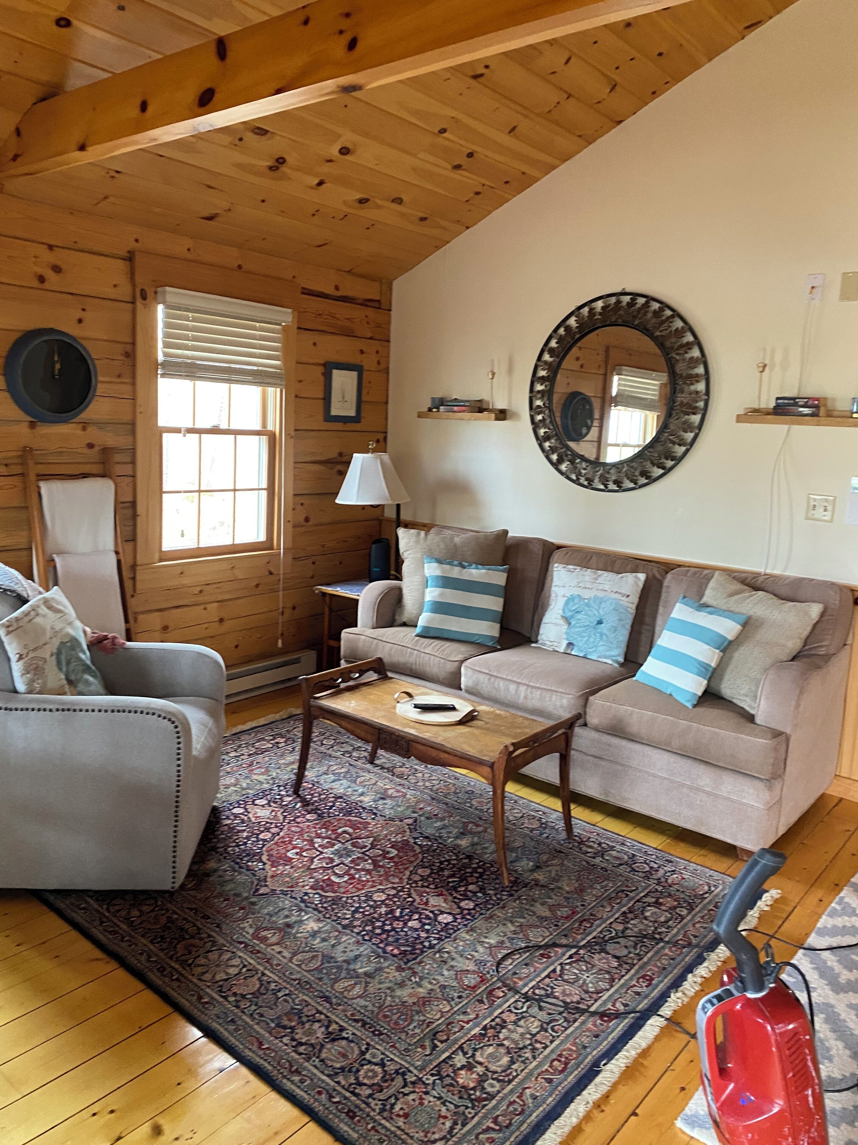 Cozy log cabin with convenient rockport location, pet friendly! 