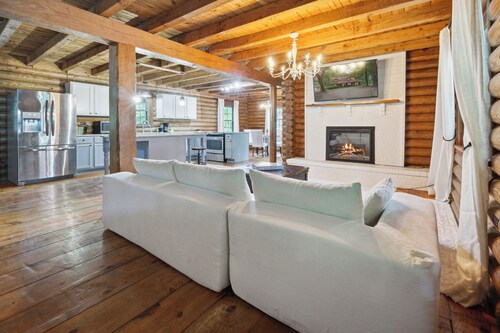 Waterfront Log home near Savannah Downtown