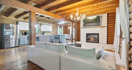 Waterfront Log home near Savannah Downtown