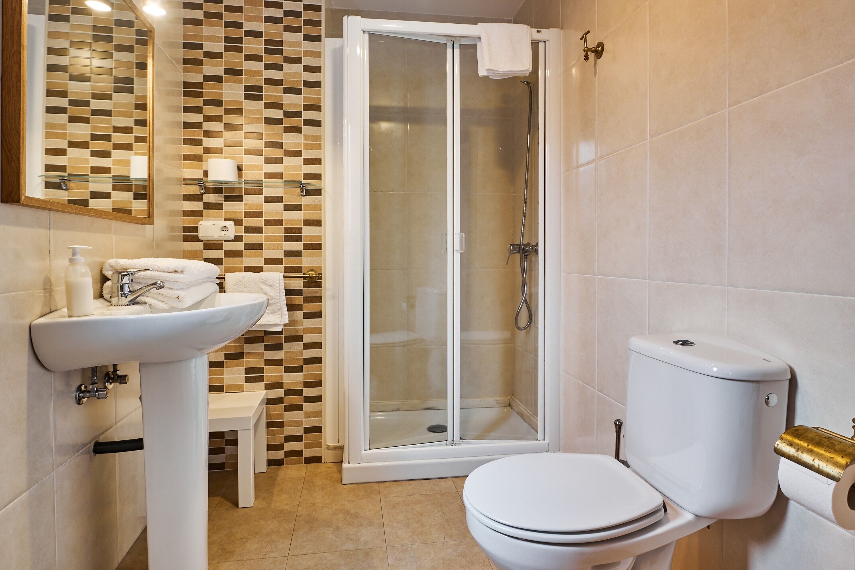 Een douche, een haardroger, handdoeken