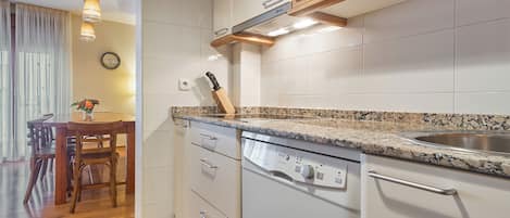 Réfrigérateur, four à micro-ondes, un four, surface de cuisson