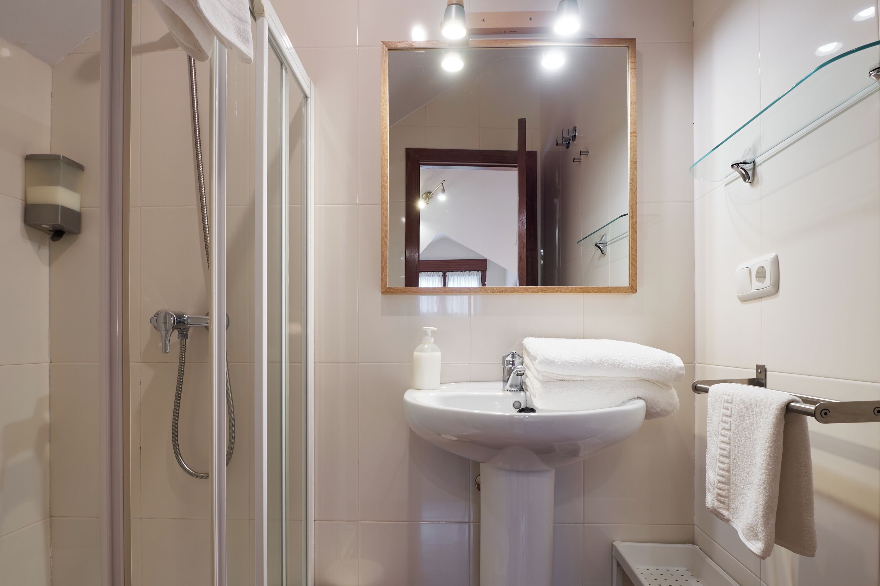 Douche, sèche-cheveux, serviettes fournies