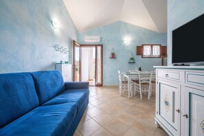 TV - Holiday Home 'Villetta 110 e lode' with Pool (Sant'Anna Arresi)