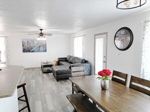 Smart TV - Casa Tulipán, 5 min from Providence Hospital Eastside, 15 min from Airport. (El Paso)