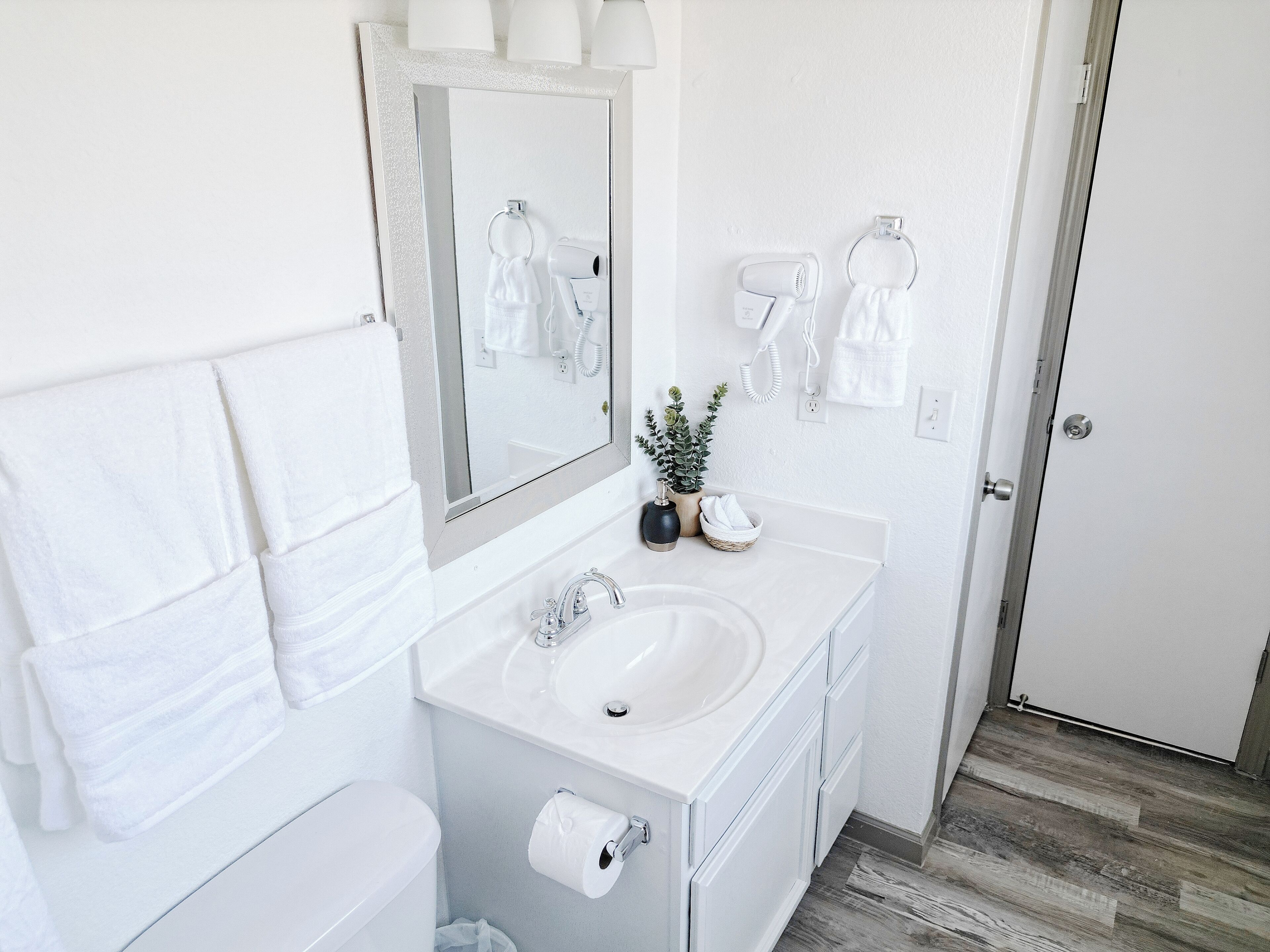 Sèche-cheveux, bidet, serviettes fournies, savon