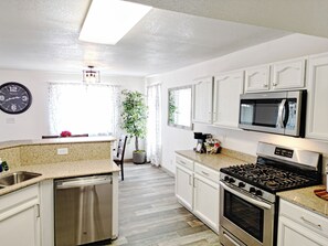 Fridge, microwave, oven, stovetop - Casa Tulipán, 5 min from Providence Hospital Eastside, 15 min from Airport. (El Paso)