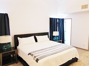 4 bedrooms, desk, iron/ironing board, travel cot - Casa Tulipán, 5 min from Providence Hospital Eastside, 15 min from Airport. (El Paso)