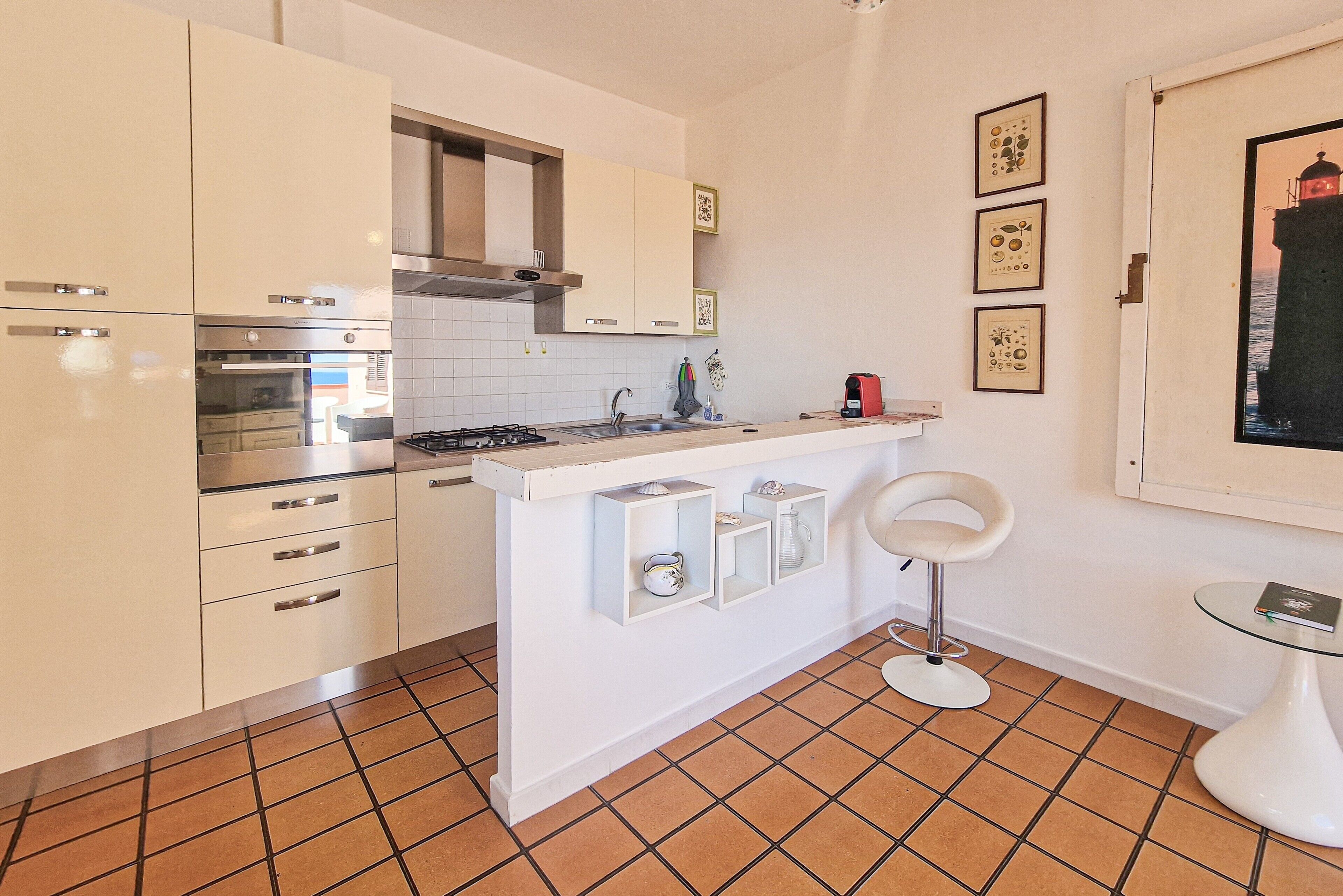 Geladeira, fogão, cooktop, cafeteira/chaleira