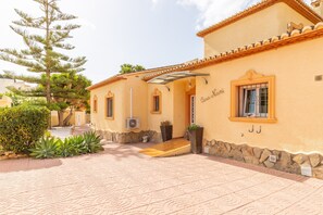 Exterior - Villa 'Costeres' with Private Pool, Wi-Fi and Air Conditioning (Calp)