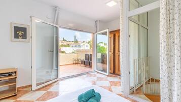 5 bedrooms, iron/ironing board, free WiFi, bed sheets