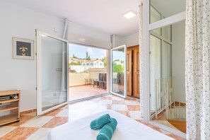 5 bedrooms, iron/ironing board, free WiFi, bed sheets