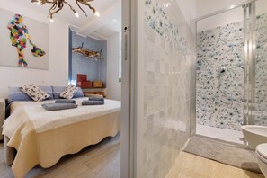 Een douche, een haardroger, handdoeken