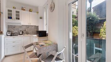 Kühlschrank, Mikrowelle, Herdplatte, Wasserkocher