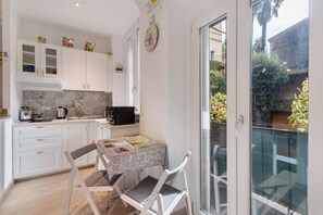 Een koelkast, een magnetron, een kookplaat, een waterkoker