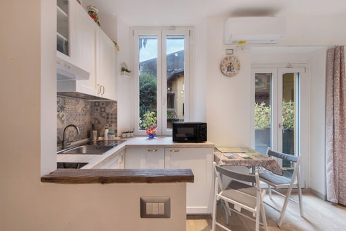 Studio Apartment 'Kella's Holiday Home' with Balcony, Wi-Fi and Air Conditioning