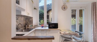 Apartamento estudio 'Kella's Holiday Home' con balcón, Wi-Fi y aire acondicionado