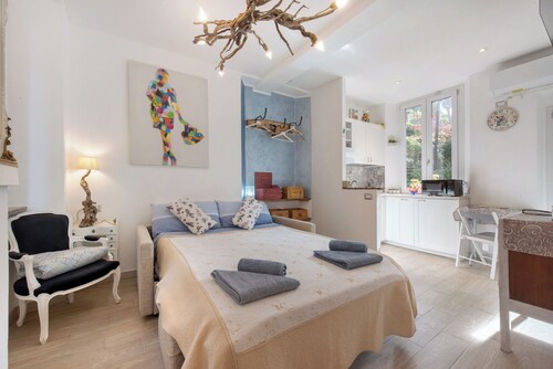 Studio 'Kella's Holiday Home' avec balcon, Wi-Fi et climatisation