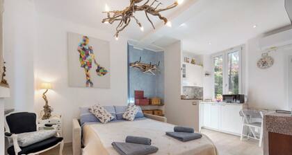 Studio 'Kella's Holiday Home' avec balcon, Wi-Fi et climatisation