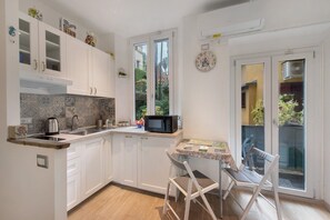 Kylskåp, mikrovågsugn, spishäll och vattenkokare