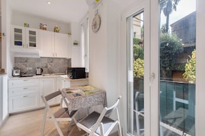 Réfrigérateur, micro-ondes, plaque de cuisson, bouilloire électrique