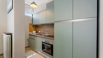 Réfrigérateur, four, plaque de cuisson, bouilloire électrique