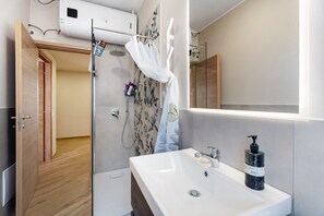 Dusche, Haartrockner, Handtücher